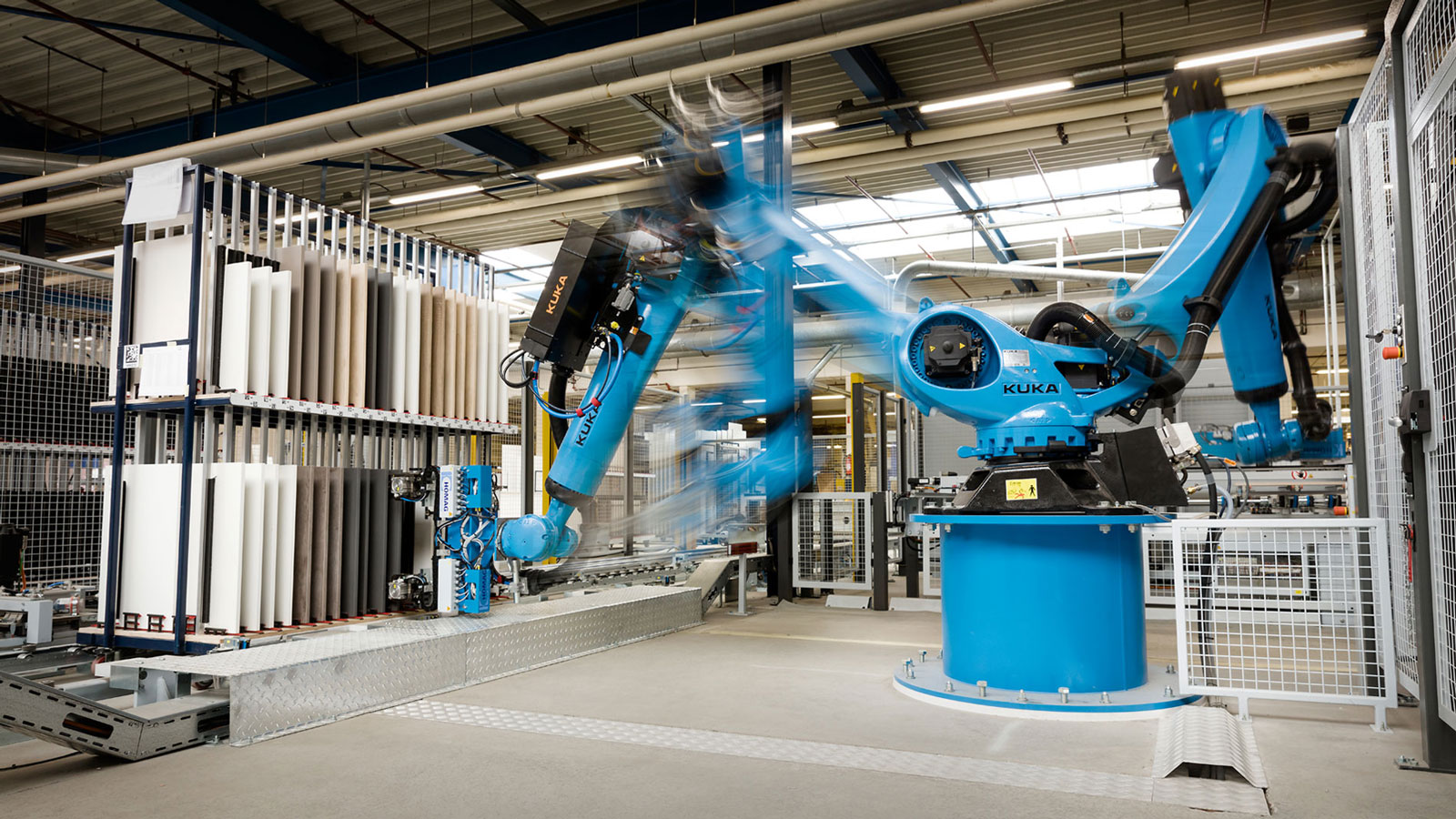Robotarm die paneelsheets aanvoert in een geautomatiseerde keukenproductie